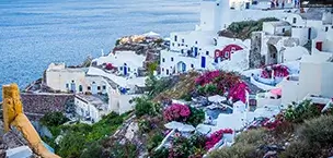 An image of the buildings in Santorini, Greece
