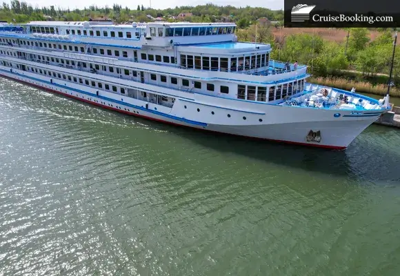 Tourist cruise ship is locked in Lenin Volgograd