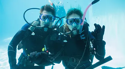 Scuba with friends in the swimming pool