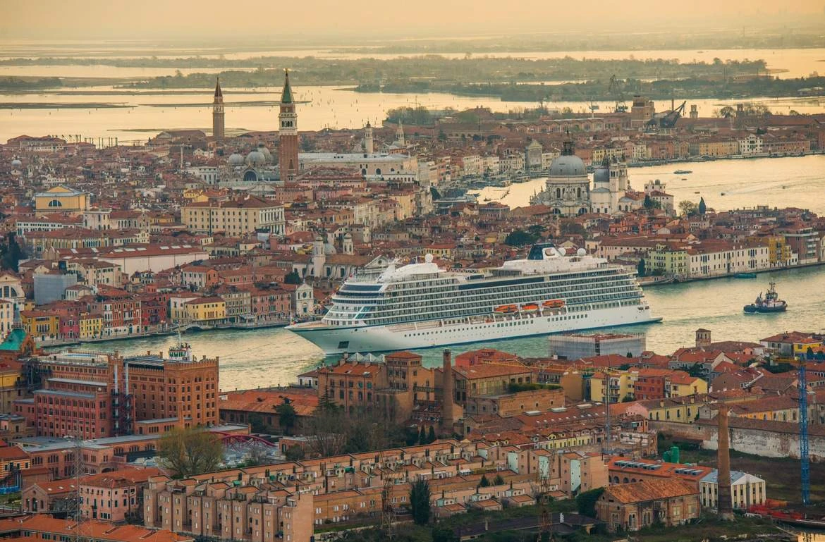 Ocean Cruise Ships